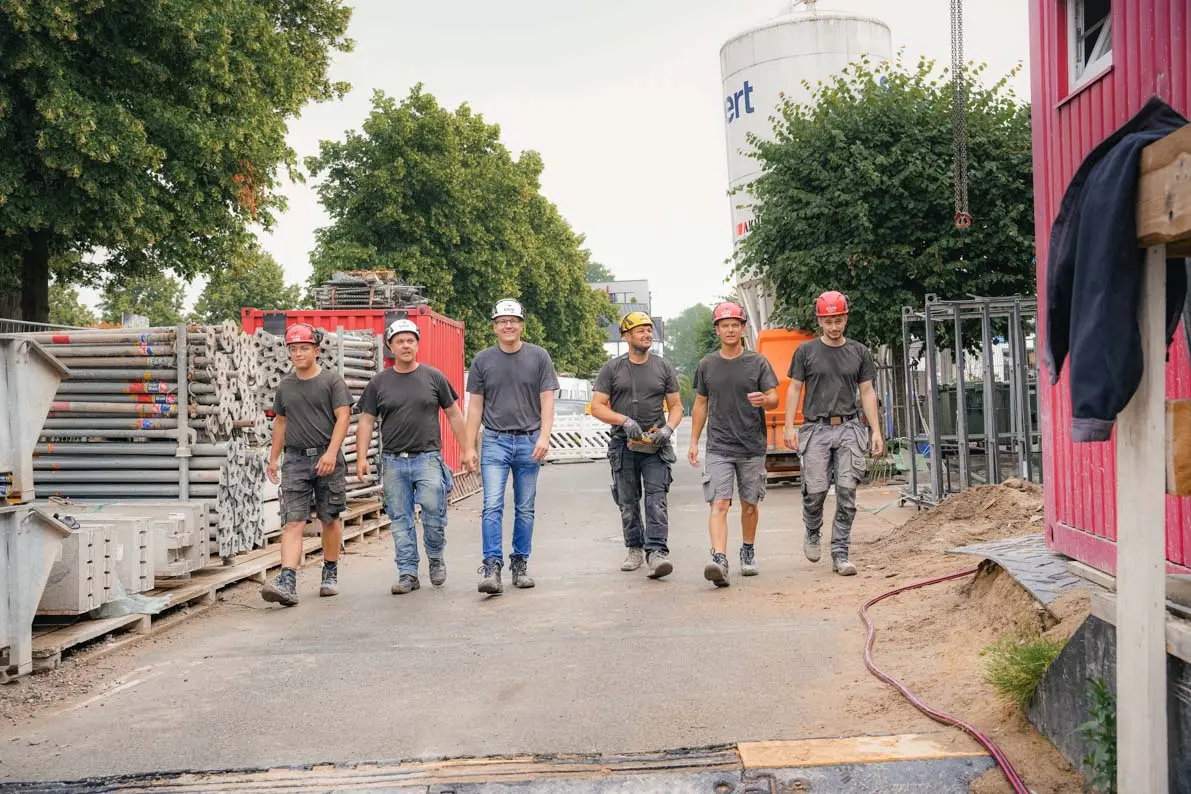Nehrmann-Team mit Westen auf der Baustelle