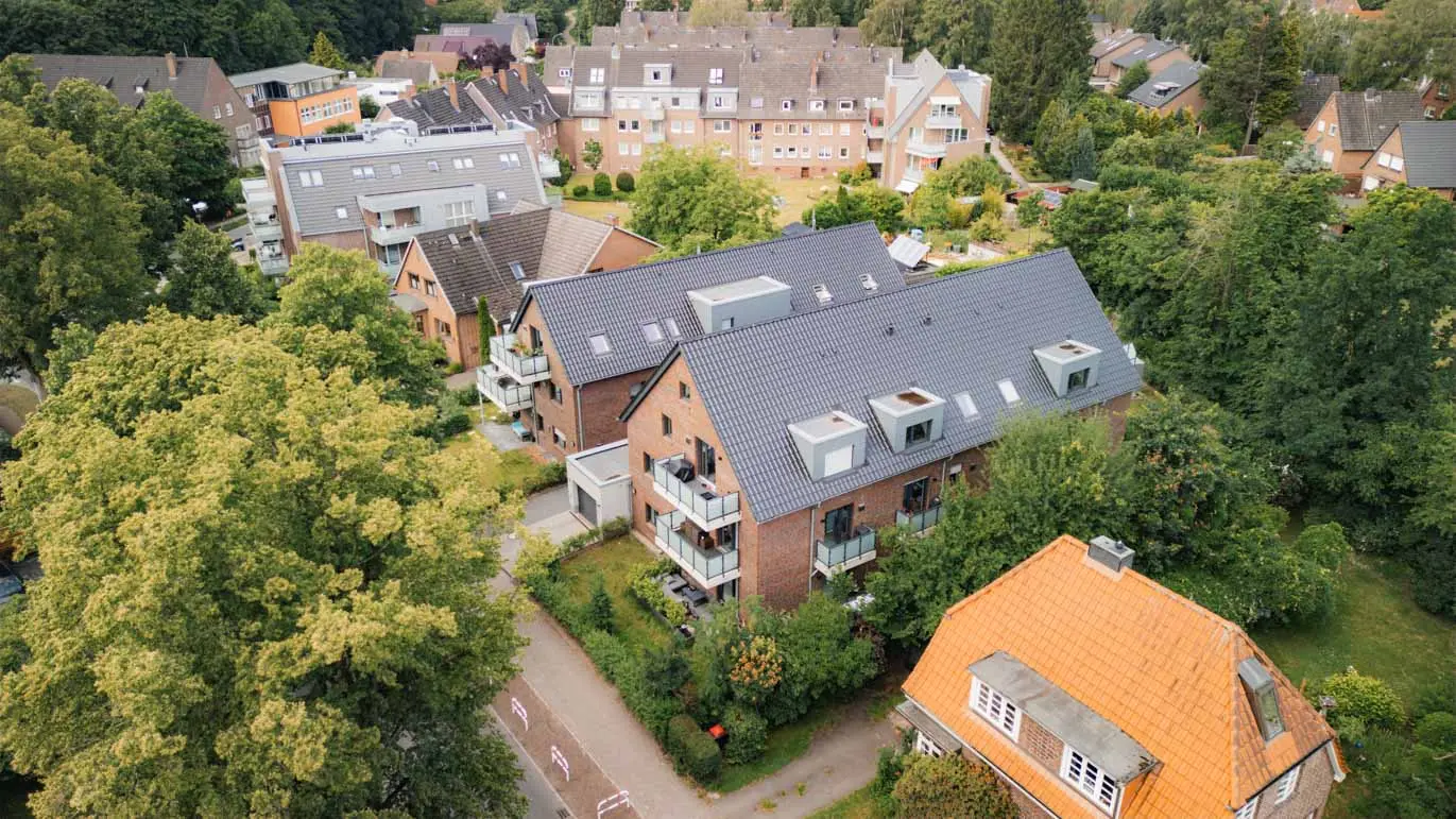 Mehrere Wohngebäude eines Nehrmann-Wohnprojekts aus der Luft