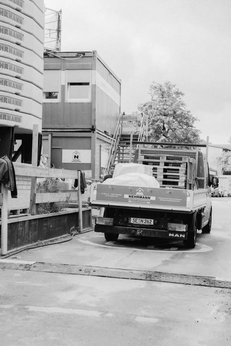 Historische Aufnahme eines frühen Nehrmann-Firmenfahrzeugs