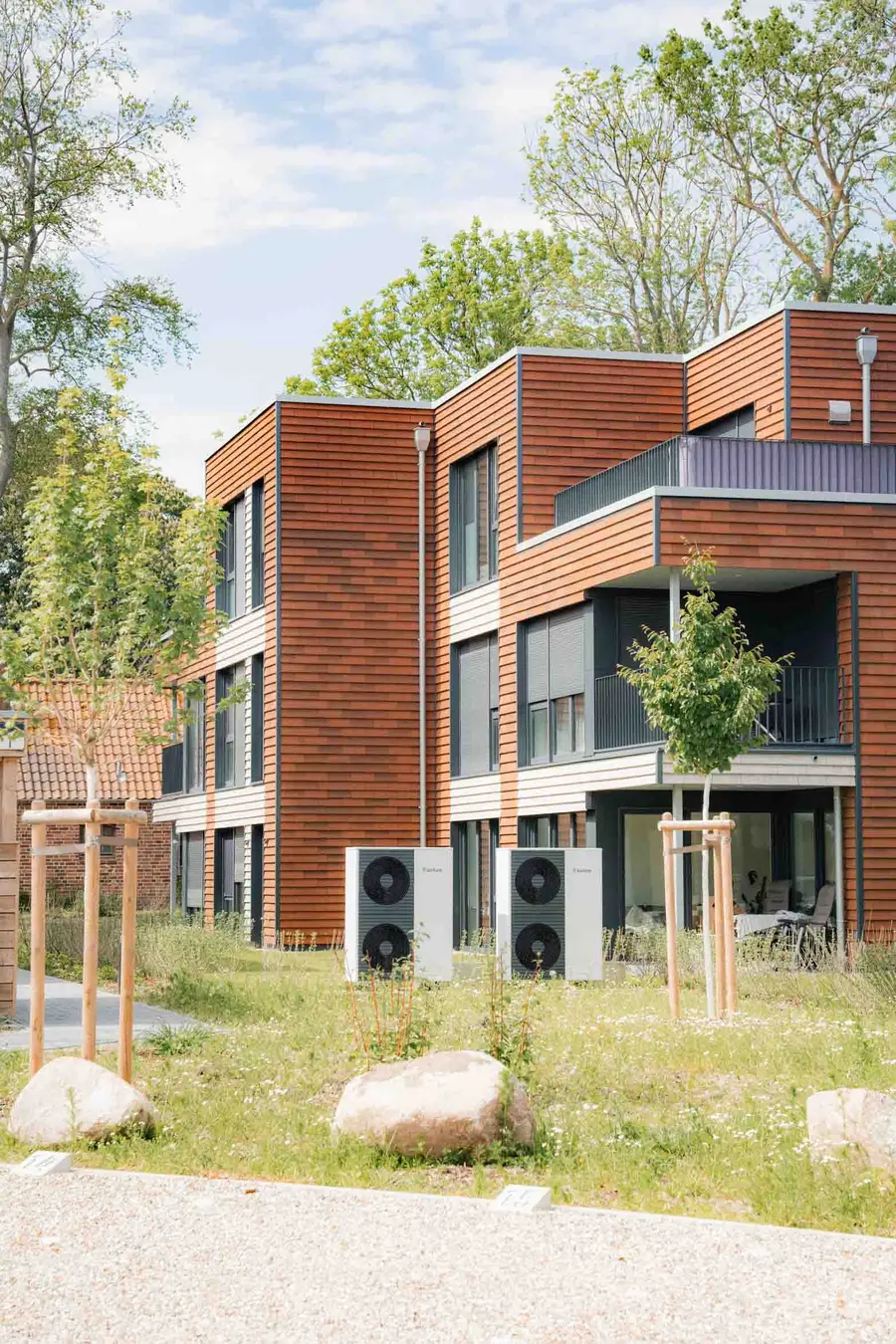 Modernes Wohn- und Gewerbeprojekt mit roter Fassade